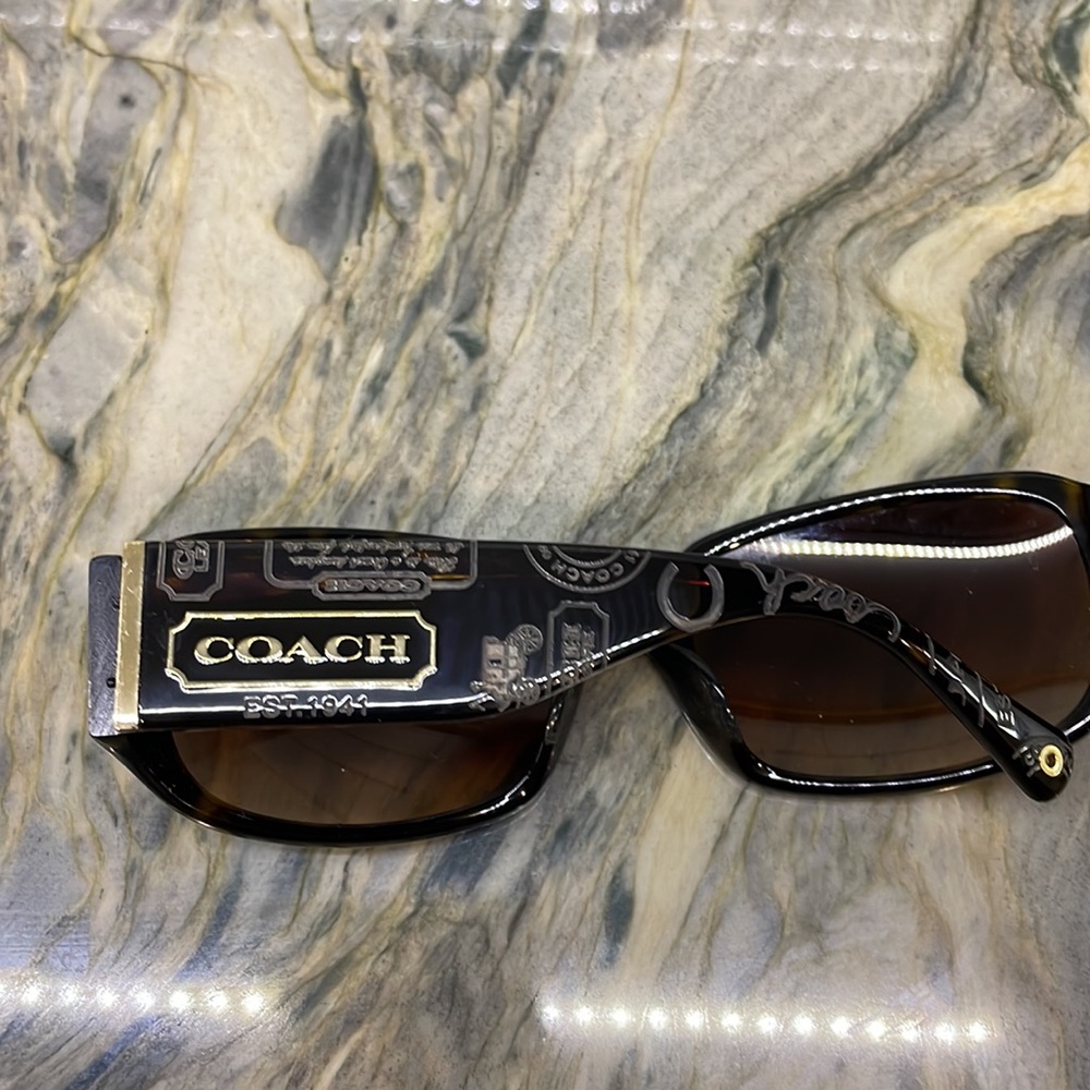 Coach women sunglasses. - Picture 4 of 6